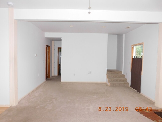 Building Photo - Large Single Family Home