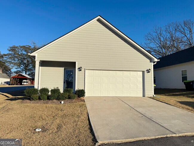 Building Photo - 214 N Dogwood St