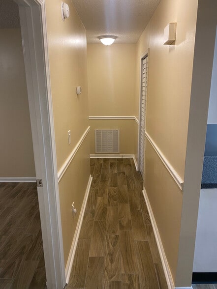 Hallway - 5017 Knightsbridge Cir N