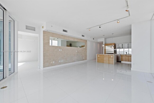 Building Photo - 2020 N Bayshore Dr