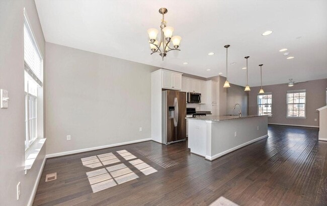 Building Photo - 3 level townhouse (newer construction) in Jefferson Place Community available early May!