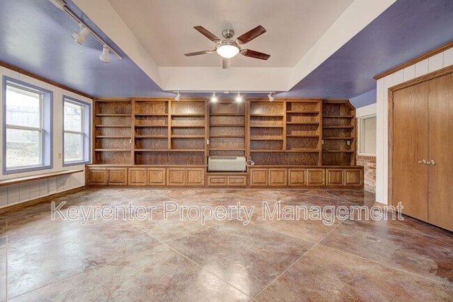 Building Photo - 314 N Lakeside Terrace