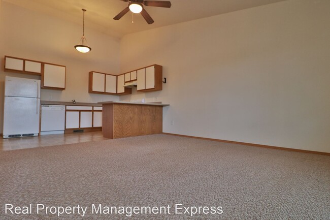 Building Photo - 1 br, 1 bath Apartment - 801 Ryan Dr 801 E...