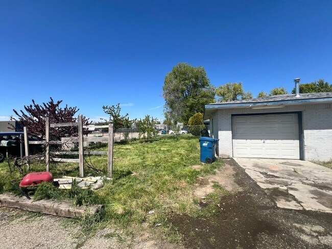 Building Photo - Charming, 2BD/1BA Duplex