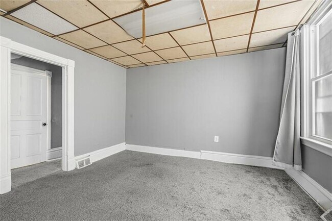 Building Photo - 5-bedroom, 1-bath home in East Pittsburgh