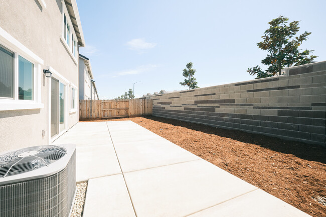 Building Photo - 2129 Shady Tree Cir