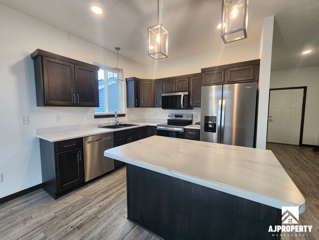 Building Photo - 300 S Willow Spring Dr