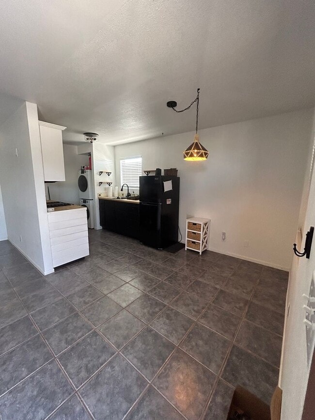 Building Photo - Private 1 Bedroom 1 Bathroom Home