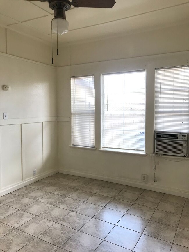 Building Photo - Cute house!