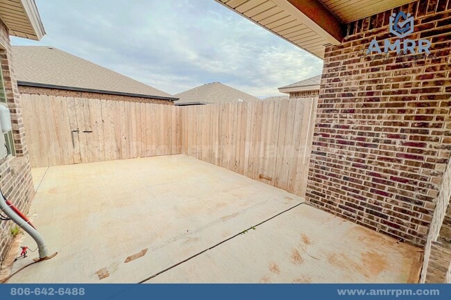 Building Photo - Rare 2 Bedroom Townhome in Wolfforth!