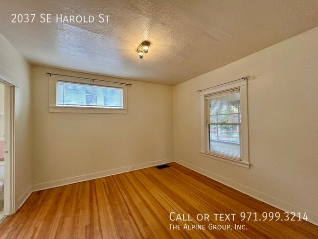Building Photo - 2037 SE Harold St