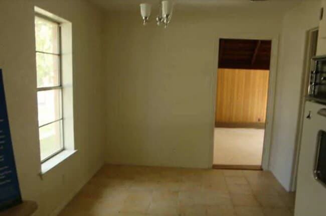 Building Photo - 3802 Savannah Dr