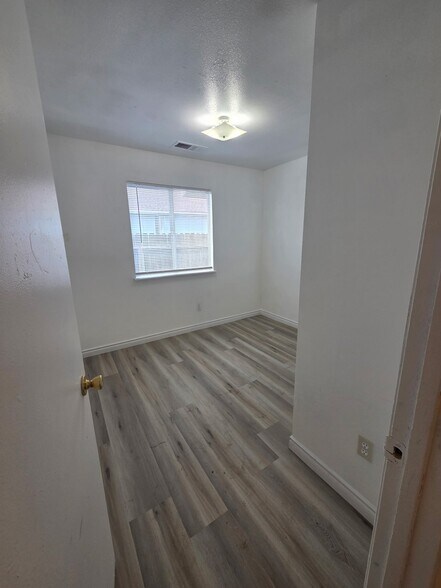 Building Photo - 508 S Dearing Ave