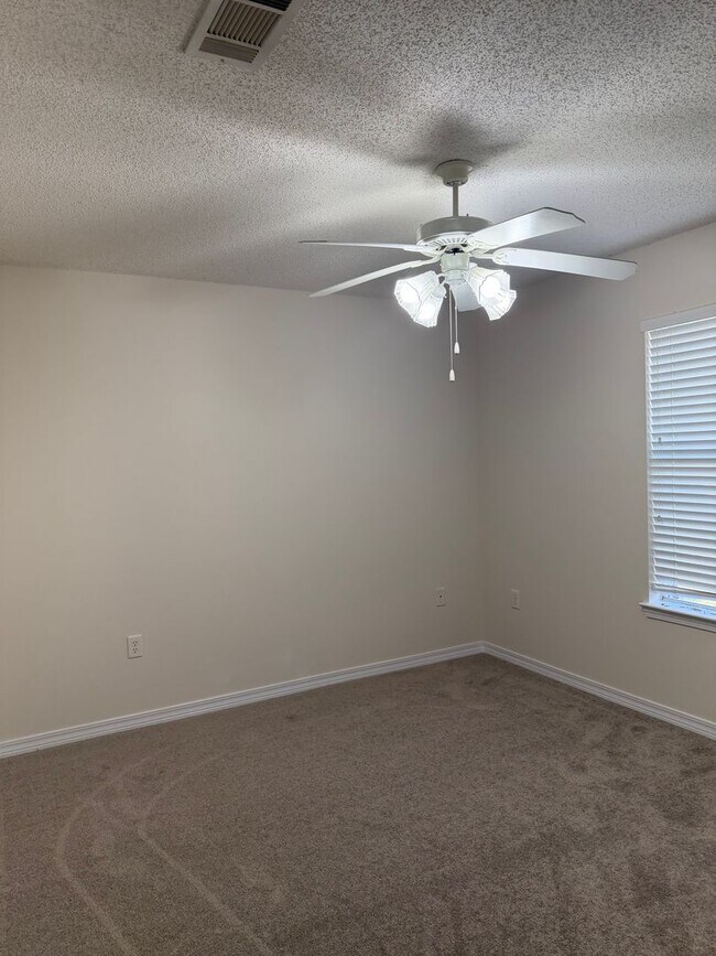 Building Photo - Beautiful 4 Bedroom In Niceville!