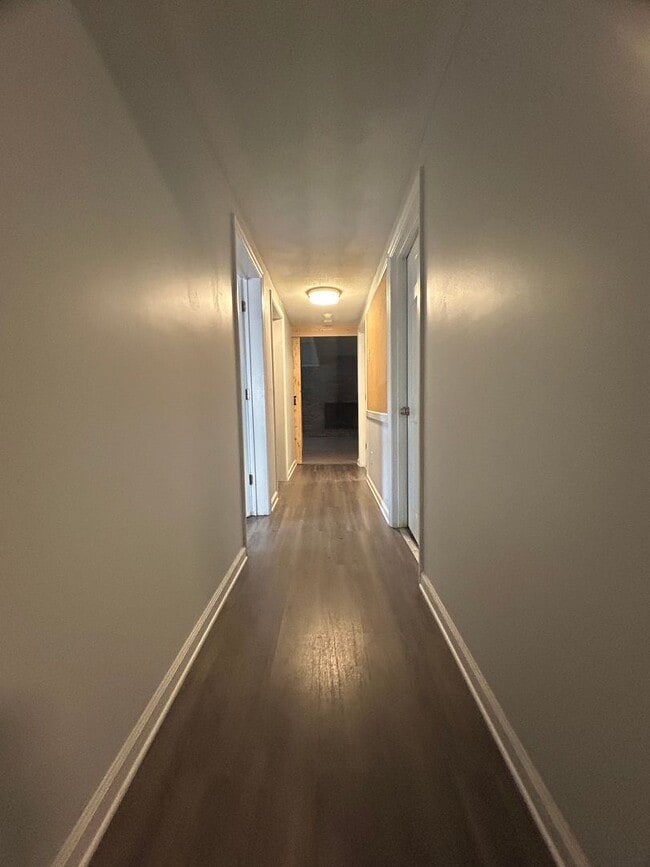 Building Photo - Large 4 bedroom 3 bathroom house in the he...