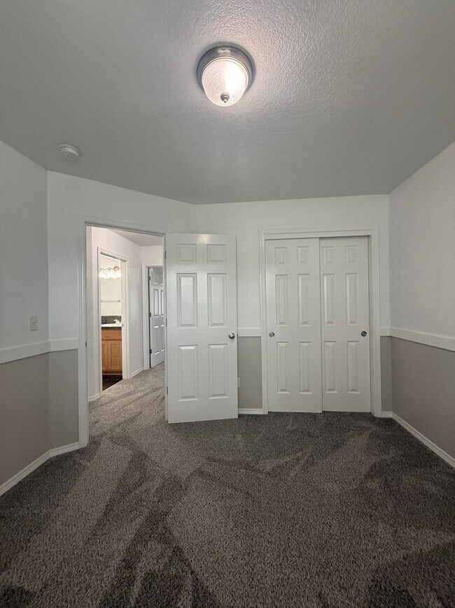 Building Photo - 3 bed, 2 bath- Kennewick Location!