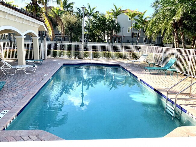 Building Photo - 421 Bayfront Dr