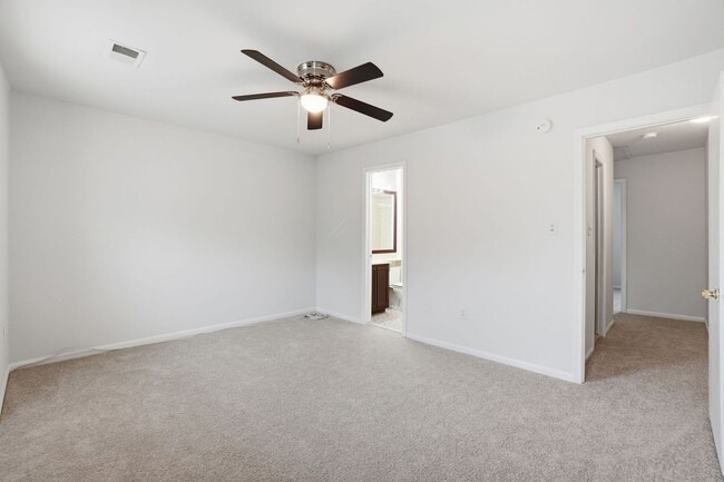 Building Photo - Welcome home to this charming three-level townhouse in the heart of Springfield!