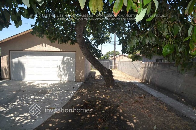 Building Photo - 827 E Colden Ave