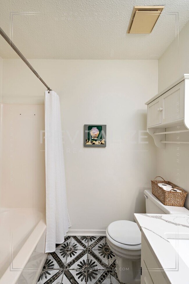 Building Photo - Stunning 3 Bed 2 Bath Brick Home with Huge Yard!