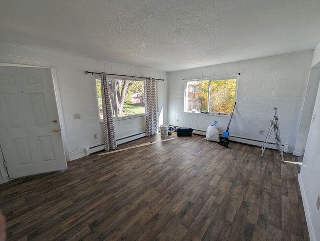 Living room - 275 W Parkview Dr