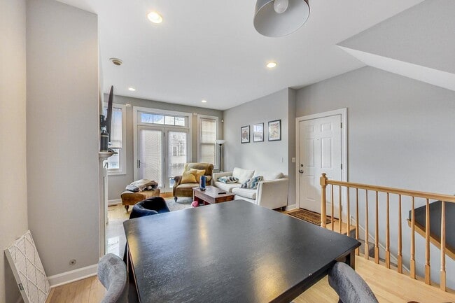 Building Photo - 1330 W Fletcher St