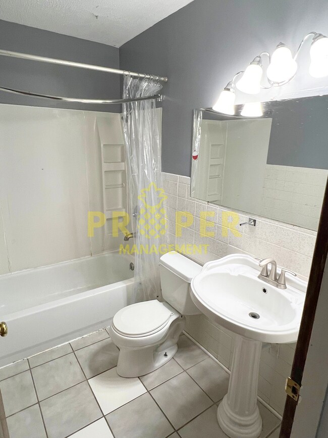 Building Photo - 3 bedrooms 1 bathroom house for rent