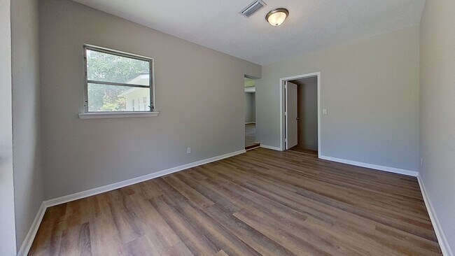 Building Photo - Beautifully Updated 4-Bedroom Home with Modern Finishes & Spacious Backyard