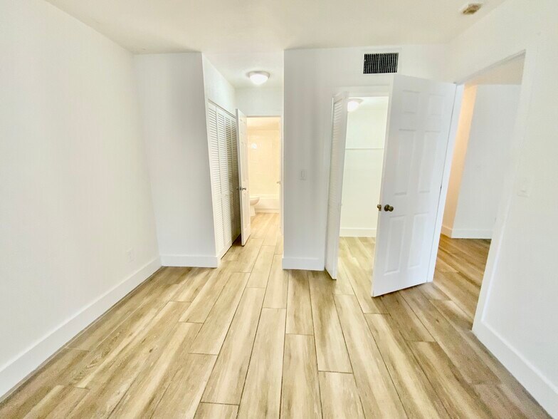 Building Photo - 877 NE 91st Ter
