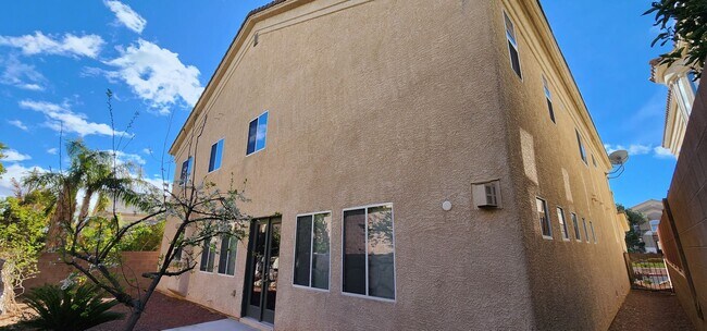Building Photo - Spacious 5-Bedroom Home in Gated Las Vegas Community