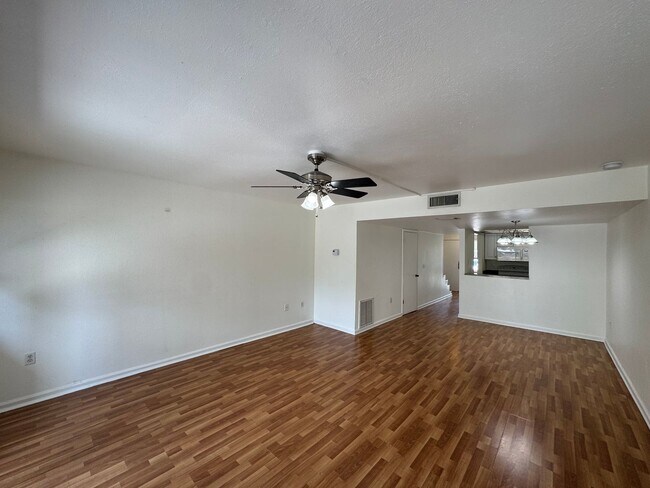 Building Photo - Lovely 2 Bedroom, 1.5 Bathroom Home in Orlando! Minutes from Top Attractions!! (Water Included!)