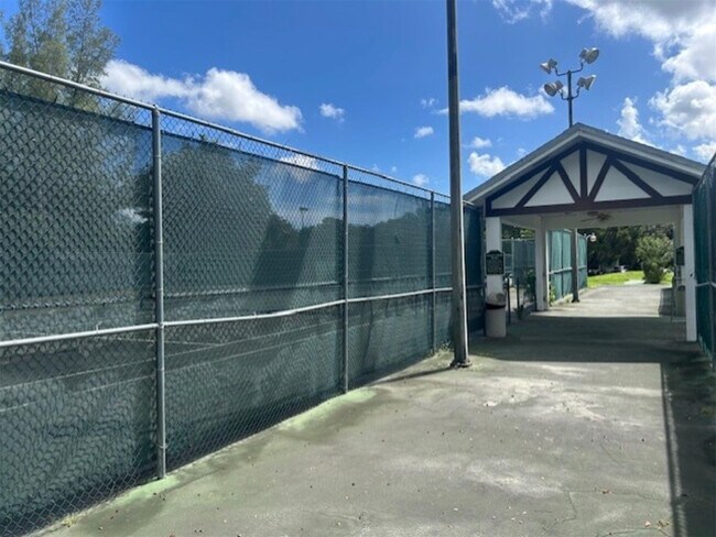 Building Photo - 3720 Inverrary Dr