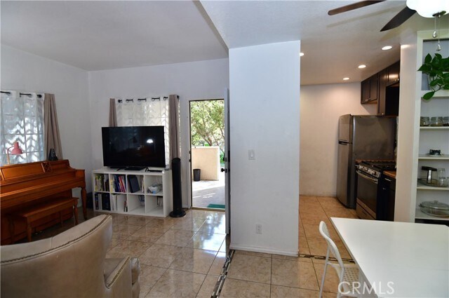 Building Photo - 5 Gaviota