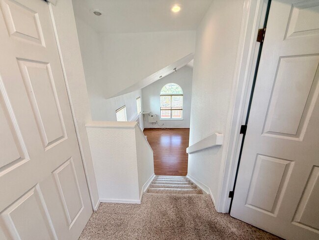 Building Photo - 537 Canyon View Dr