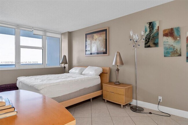 Building Photo - 2030 S Ocean Dr