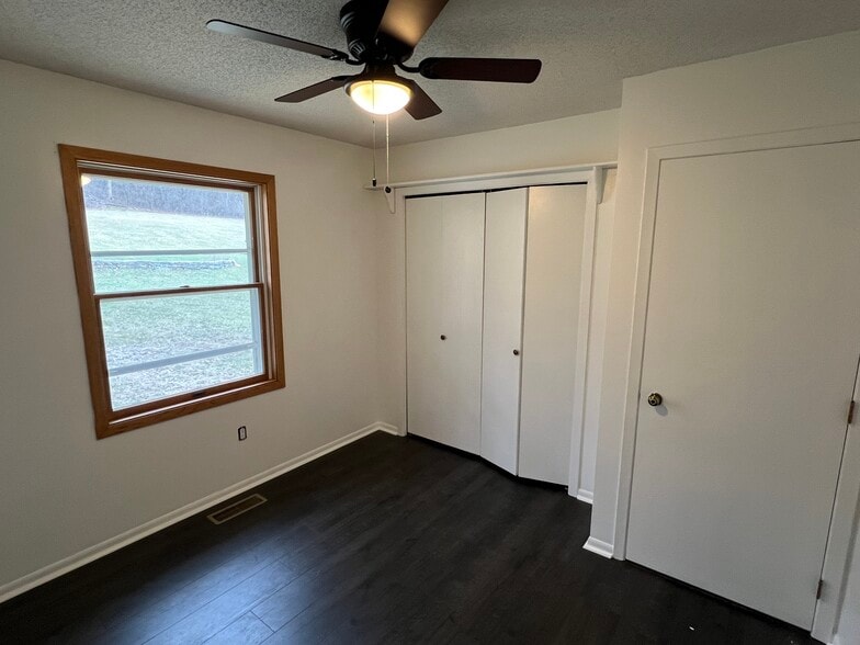 Building Photo - 607 James St NE