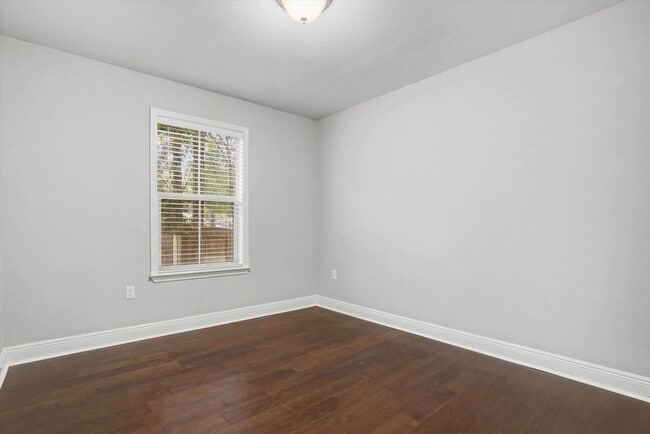 Building Photo - HEART OF DAPHNE!