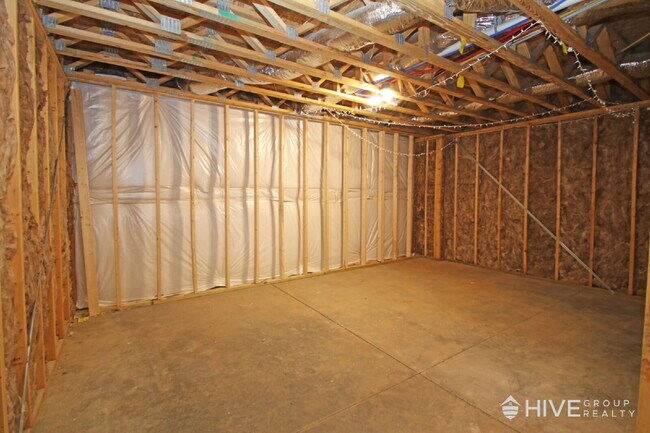 Building Photo - "Impressive 3-Bed Townhouse with Fenced in Backyard!"