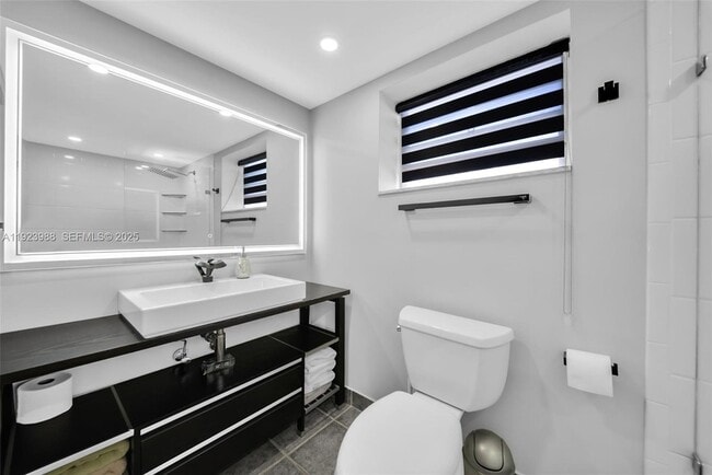 Building Photo - 707 NE 27th Ave