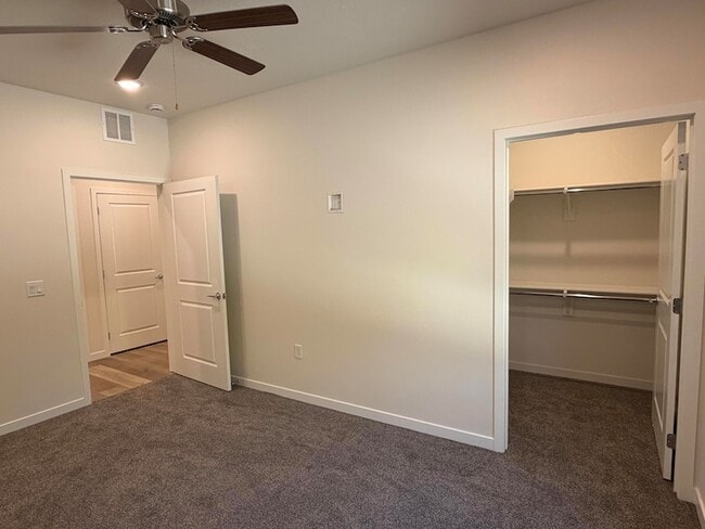 Building Photo - 983 W State St