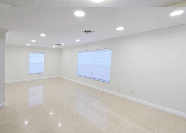 Building Photo - 6125 NW 40th St