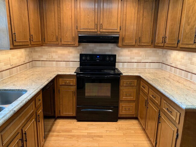 Building Photo - Spacious 4 Bed | 3 Bath Split Level Home i...