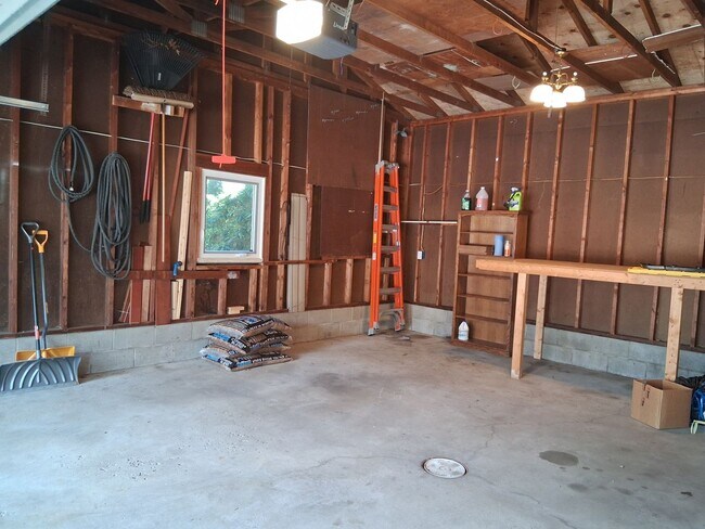 Building Photo - 210 Elm St