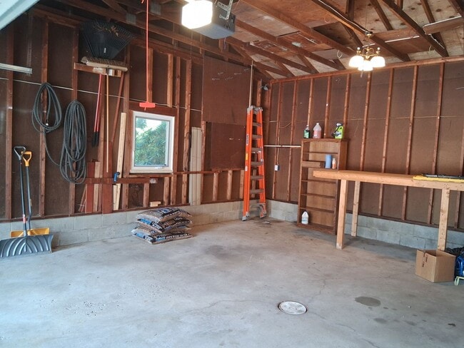 Building Photo - Charming 3 Bed 1.5 Bath Home!