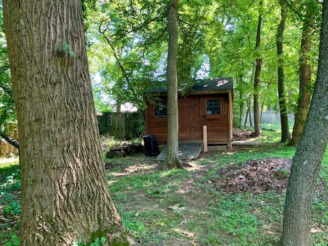 Building Photo - Light filled 2 BR plus 2 rooms, 2 FB including one in finished basement. Great location