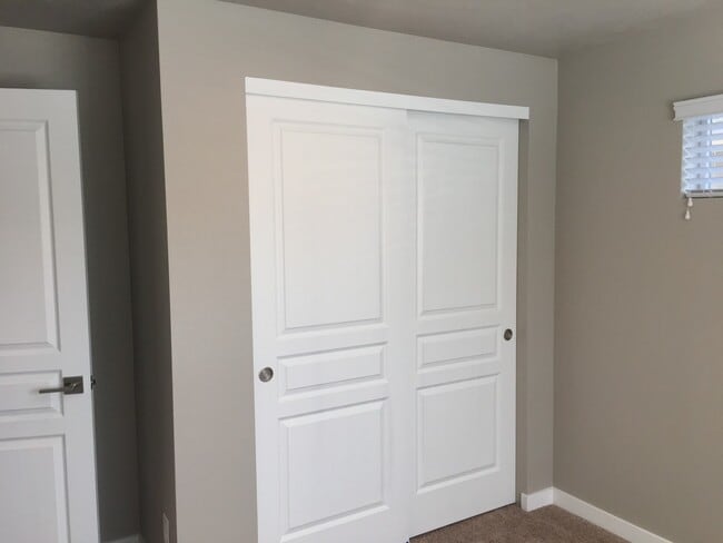 Building Photo - 1575 NE Rumgay Ln