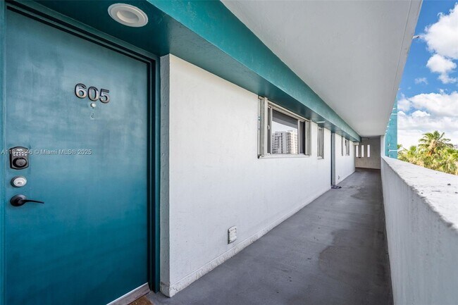 Building Photo - 1700 NW N River Dr