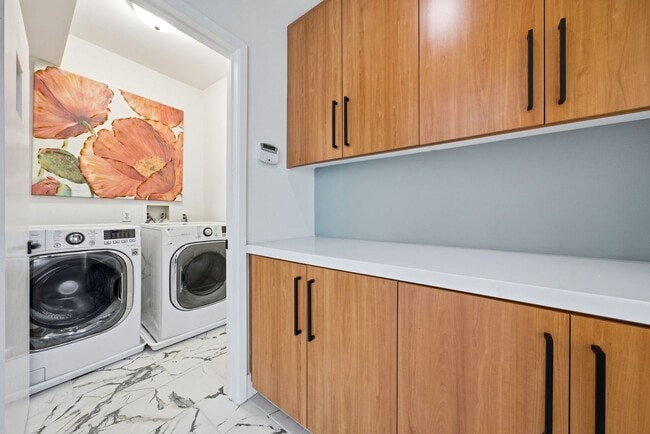 Building Photo - Designer-Upgraded Condo with Loft in Prime Location!