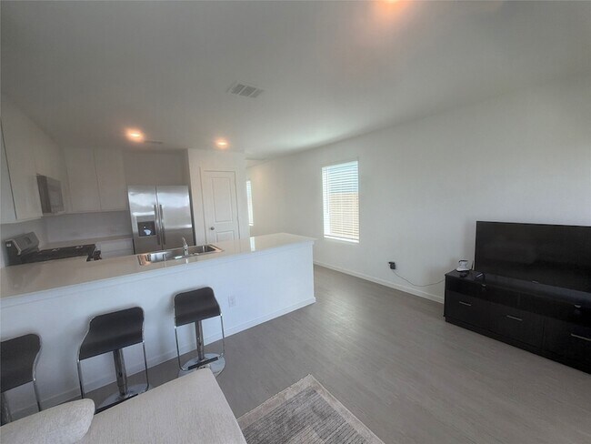 Building Photo - 930 Pertuso Ln