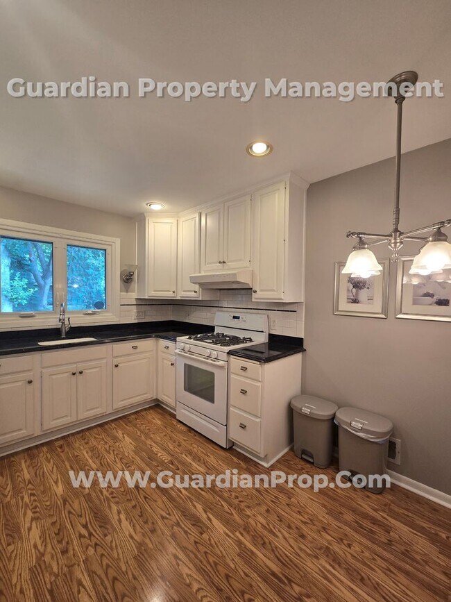 Building Photo - Available now! Spacious Shoreview Home, En...